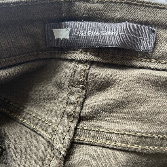 EUC Levi Straus Mid Rise Skinny Olive Green 6M W28 L32 Jeans. Only worn once! - Picture 5 of 6